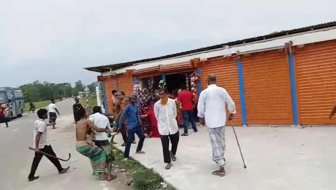 জমি বিরোধে বাকেরগঞ্জে নারীসহ ৪ জনকে কুপিয়ে ও পিটিয়ে জখম